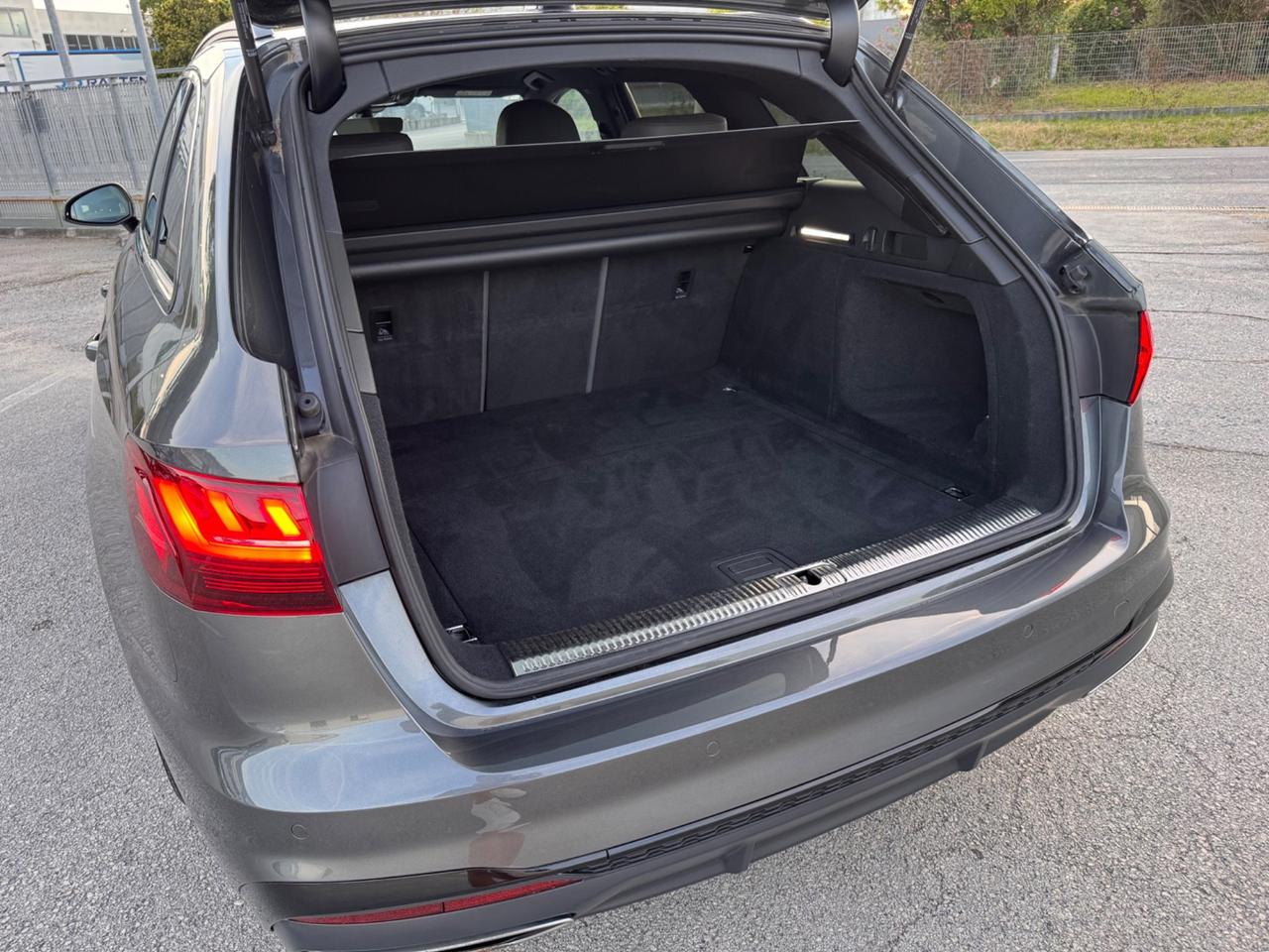 Audi A4 Avant 40 TDI quattro S tronic line edition Identity Black