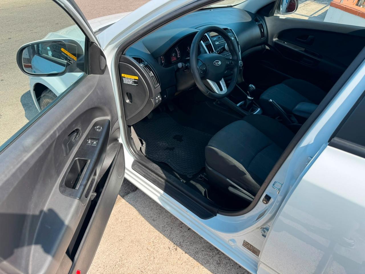 Kia Ceed 1.6 Diesel 90 CV: Affidabilità al giusto prezzo!