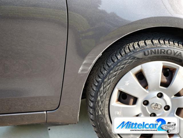 TOYOTA Yaris 1.0 5 porte Now