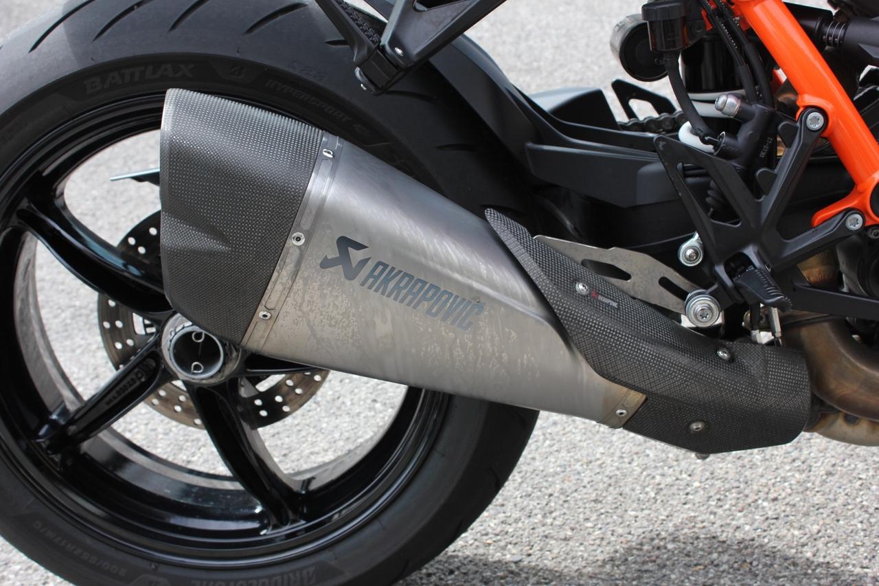 KTM 1290 SUPER DUKE R PARI AL NUOVO TERMINALE AKRAPOVIC