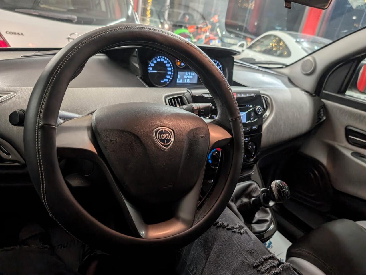 Lancia Ypsilon 0.9 TwinAir 85 CV 5 porte Metano Ecochic Silver