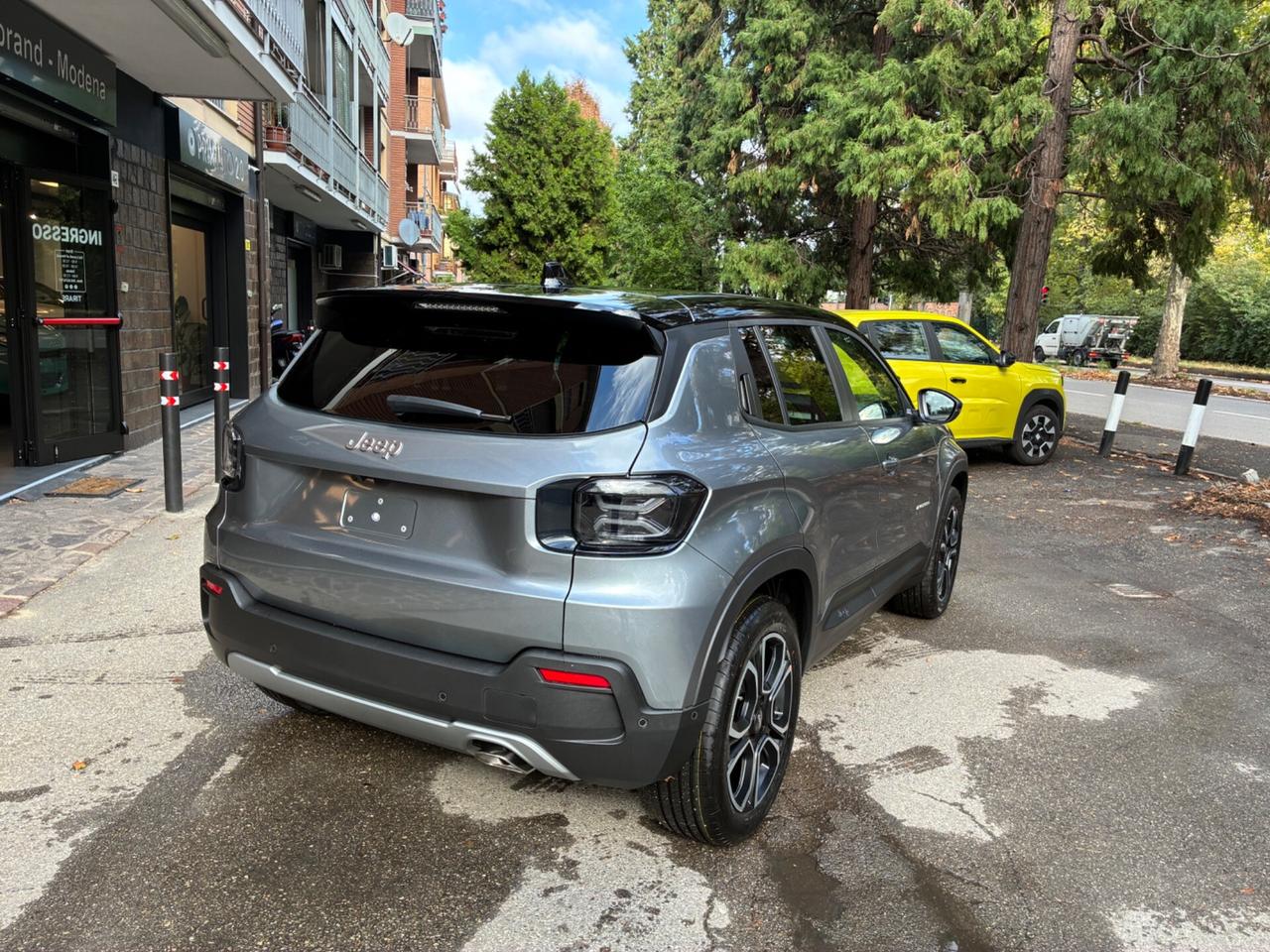 Jeep Avenger Hybrid Summit tetto apribile e navi