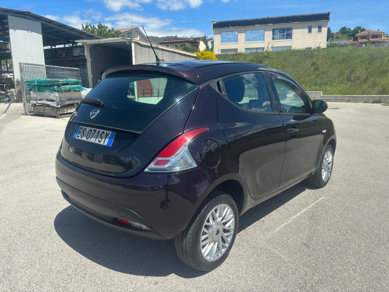 Lancia Ypsilon 0.9 TwinAir 85 CV 5 porte Metano Ecochic Silver