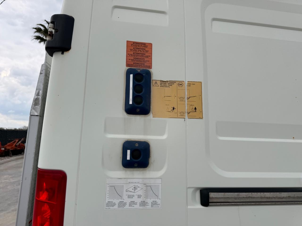 Trattore iveco Daily furgonato con sponda idraulica 10 quintali