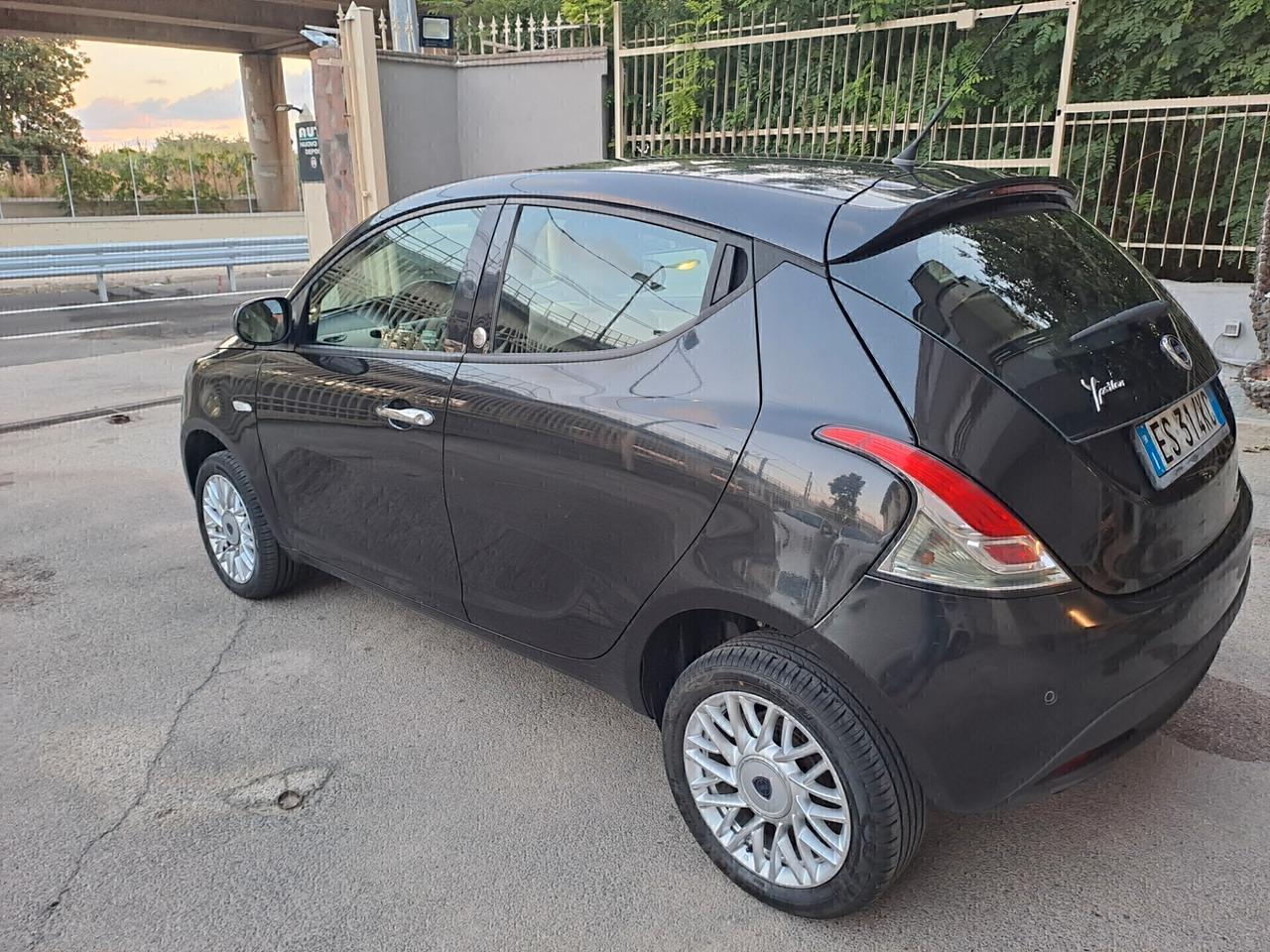 Lancia Ypsilon 0.9 TwinAir 85 CV 5 porte Metano Ecochic Gold