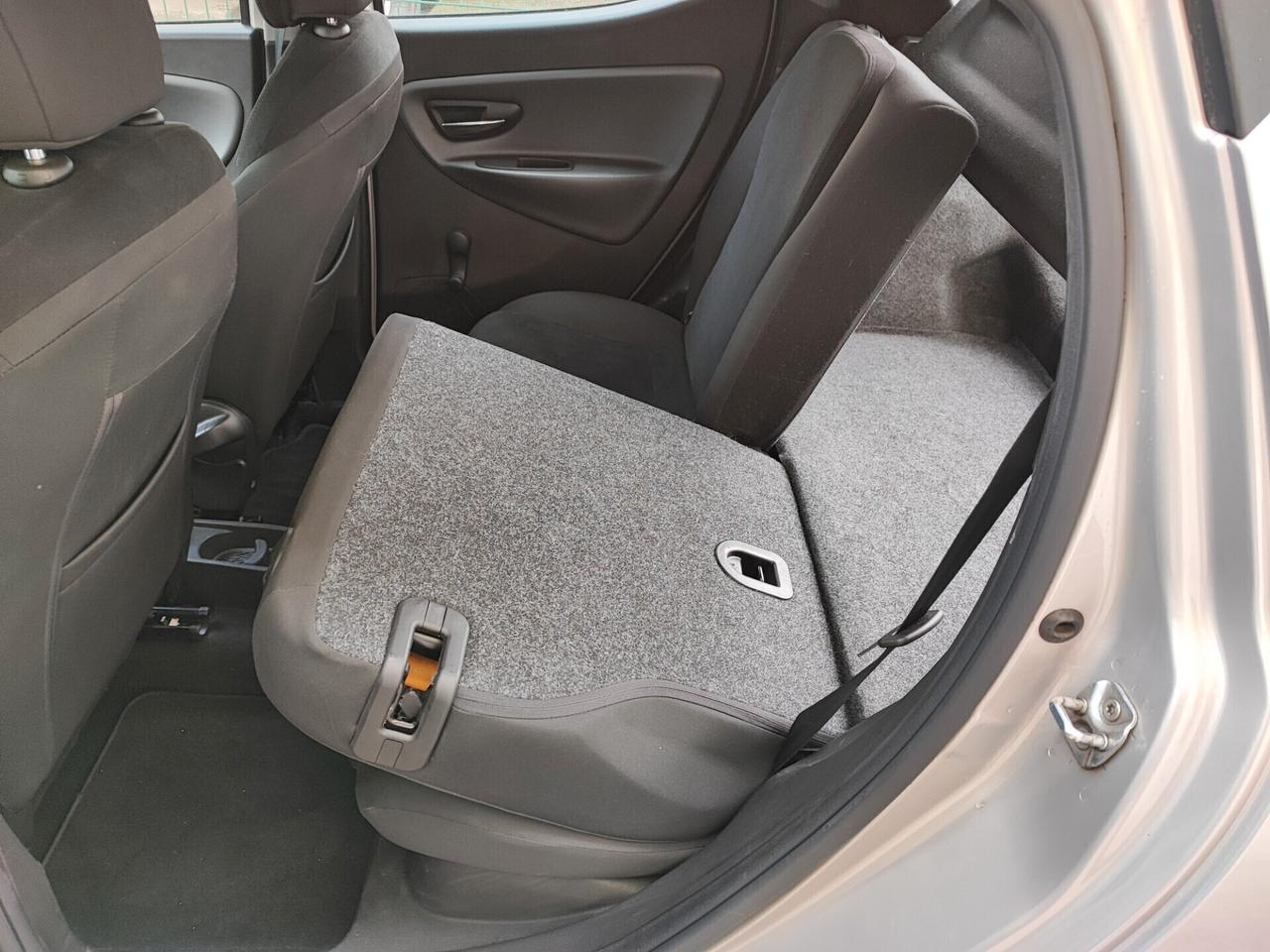 Lancia Ypsilon con 26 Euro 450 km