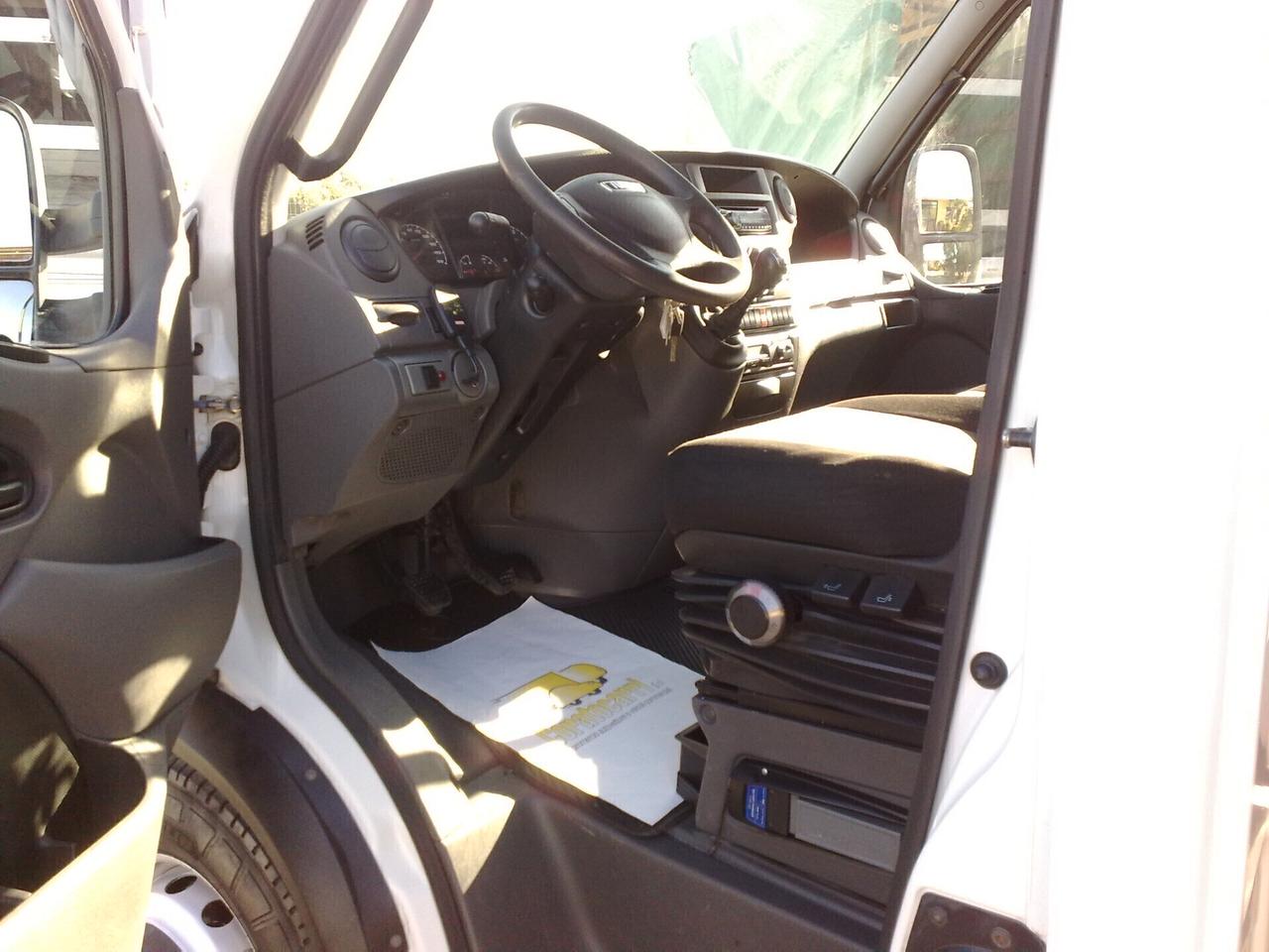 Iveco 65c17 3000cc cassone fisso con grù - 2013
