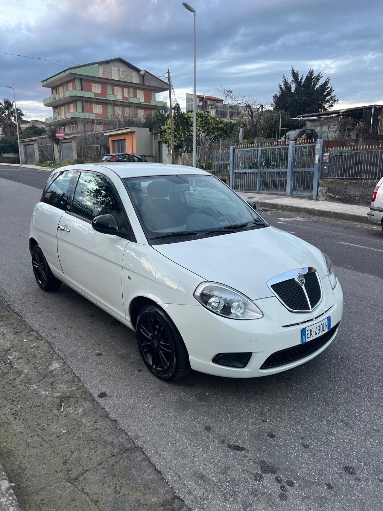 Lancia Ypsilon 1.3 MJT 75 CV Unyca