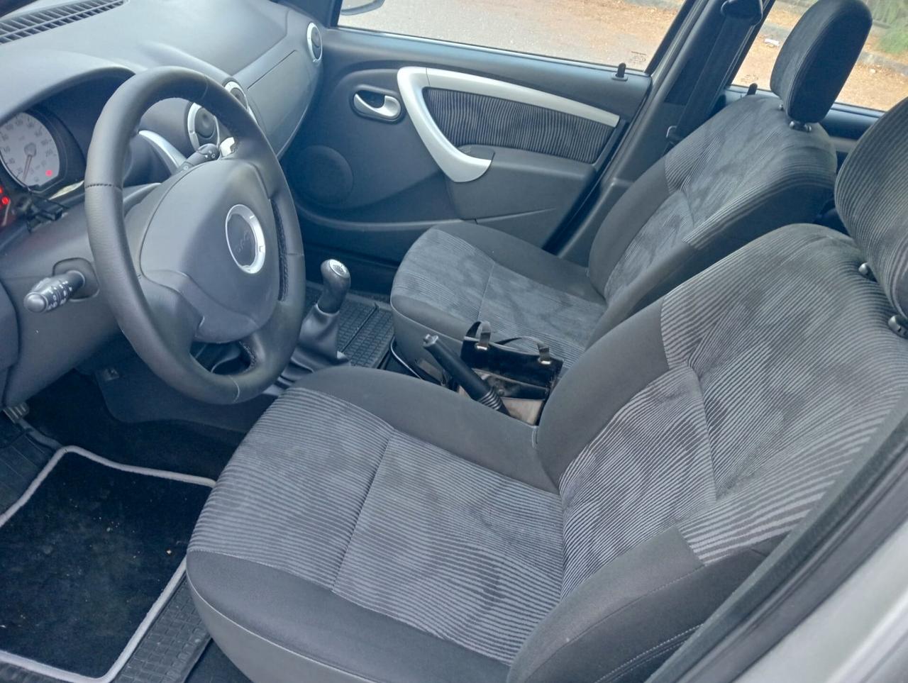 Dacia Logan pianale ribassato trasporto disabili