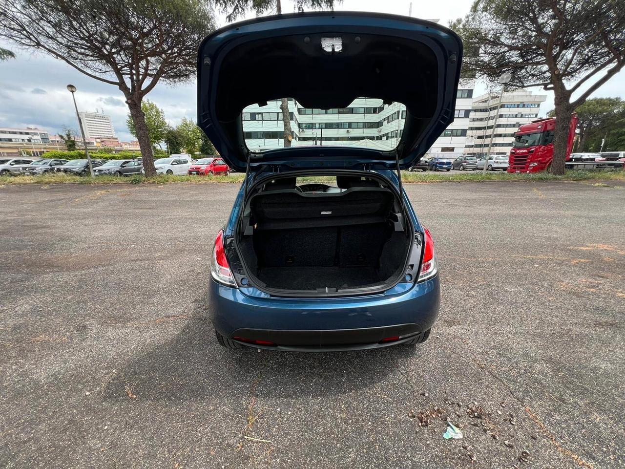 Lancia Ypsilon 1.0 FireFly 5 porte S&S Hybrid Ecochic Silver