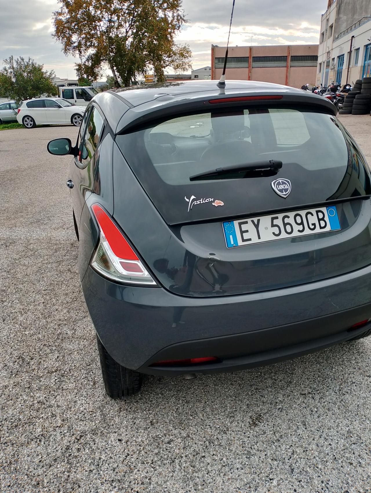 Lancia Ypsilon 0.9 TwinAir 85 CV 5 porte Metano Ecochic Silver