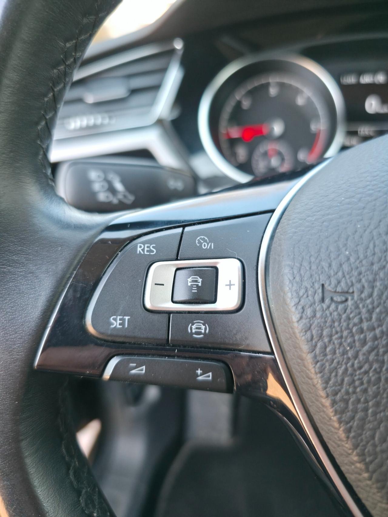 Volkswagen Touran 7 Posti 2.0 TDI 150 CV SCR DSG Executive BlueMotion Tech. TAGLIANDI UFFICIALI