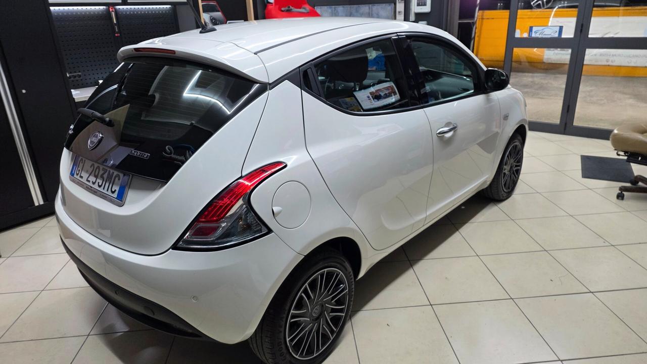 Lancia Ypsilon 1.0 FireFly 5 porte S&S Hybrid Gold