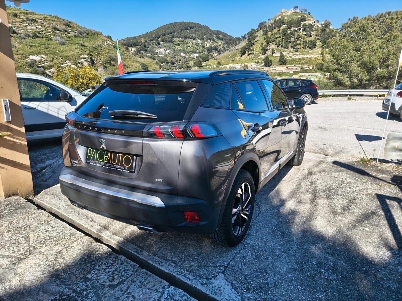 Peugeot 2008 BlueHDi 130 S&S EAT8 GT e Peugeot 2008 ALLURE 110CV