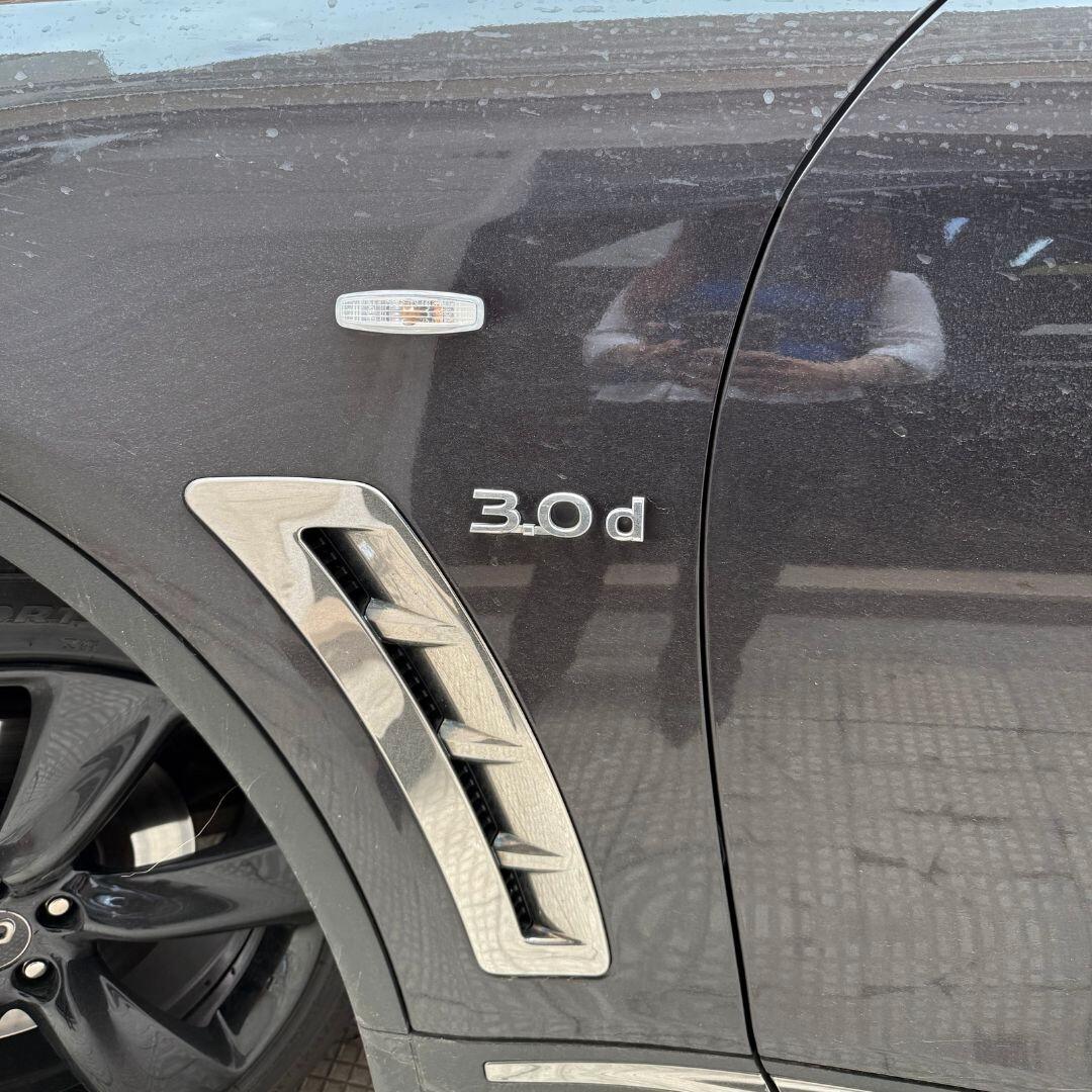 Infiniti QX70 3.0 diesel V6 AT GT Premium