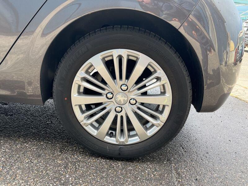 Peugeot 208 I 2015 1.2 puretech Active s&s 82cv 5p neopatentati