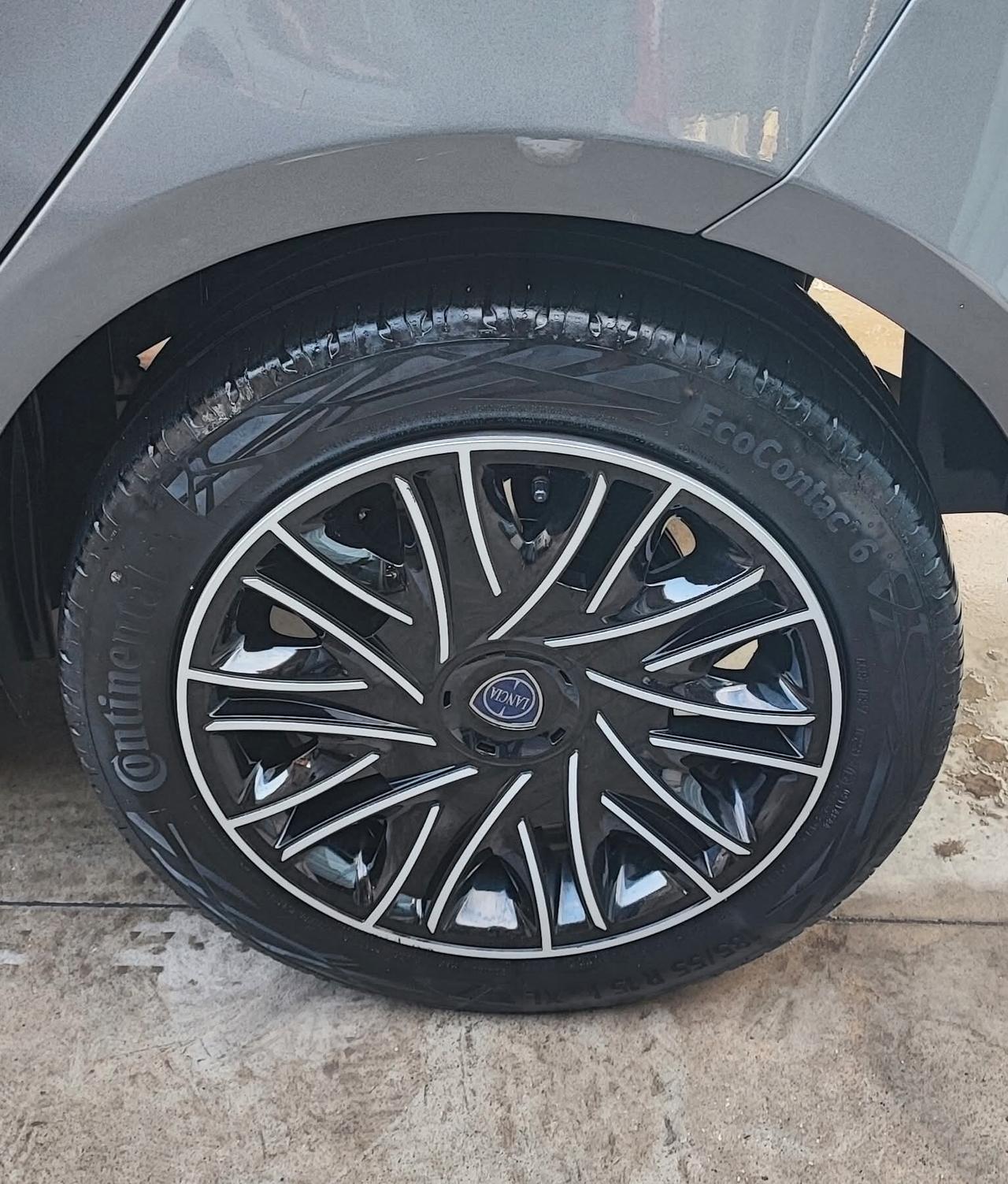 Ypsilon Gold con ricarica Cell e retrocamera 2023