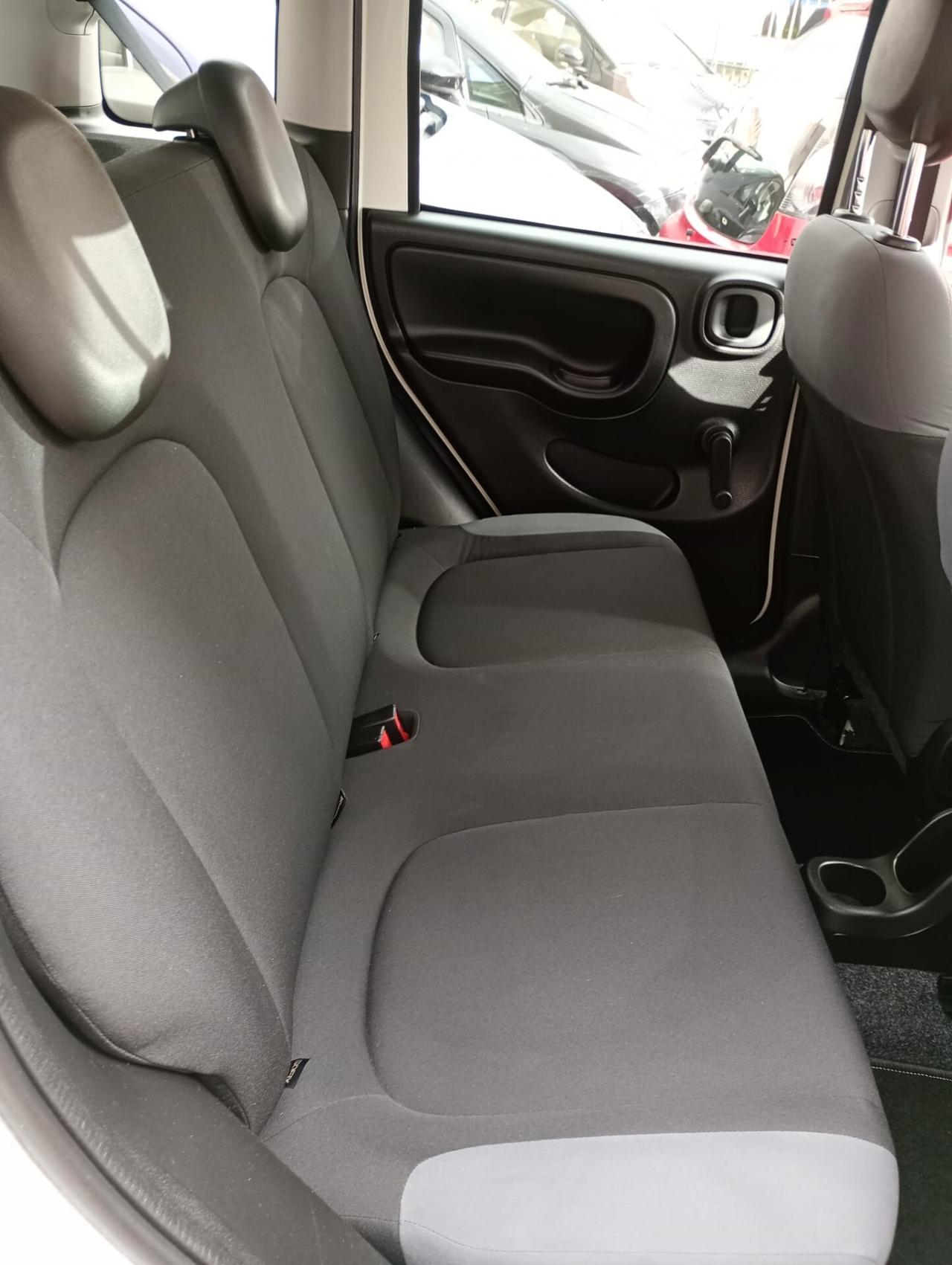 Fiat Panda 1.2 Lounge uconnect,pari al nuovo.