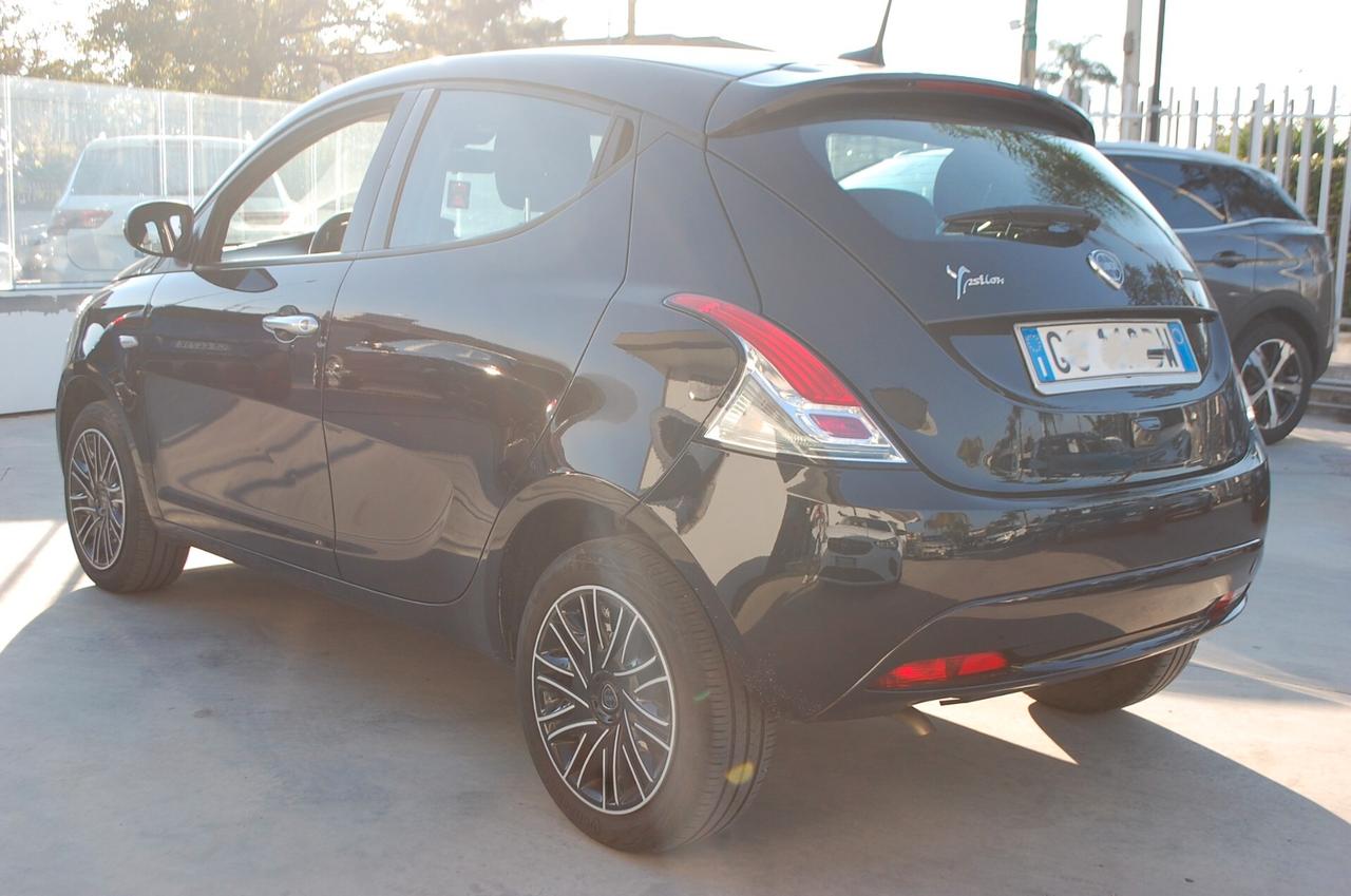 Lancia Ypsilon 1.0 firefly hybrid 70CV Gold Plus S&S Uff Italy