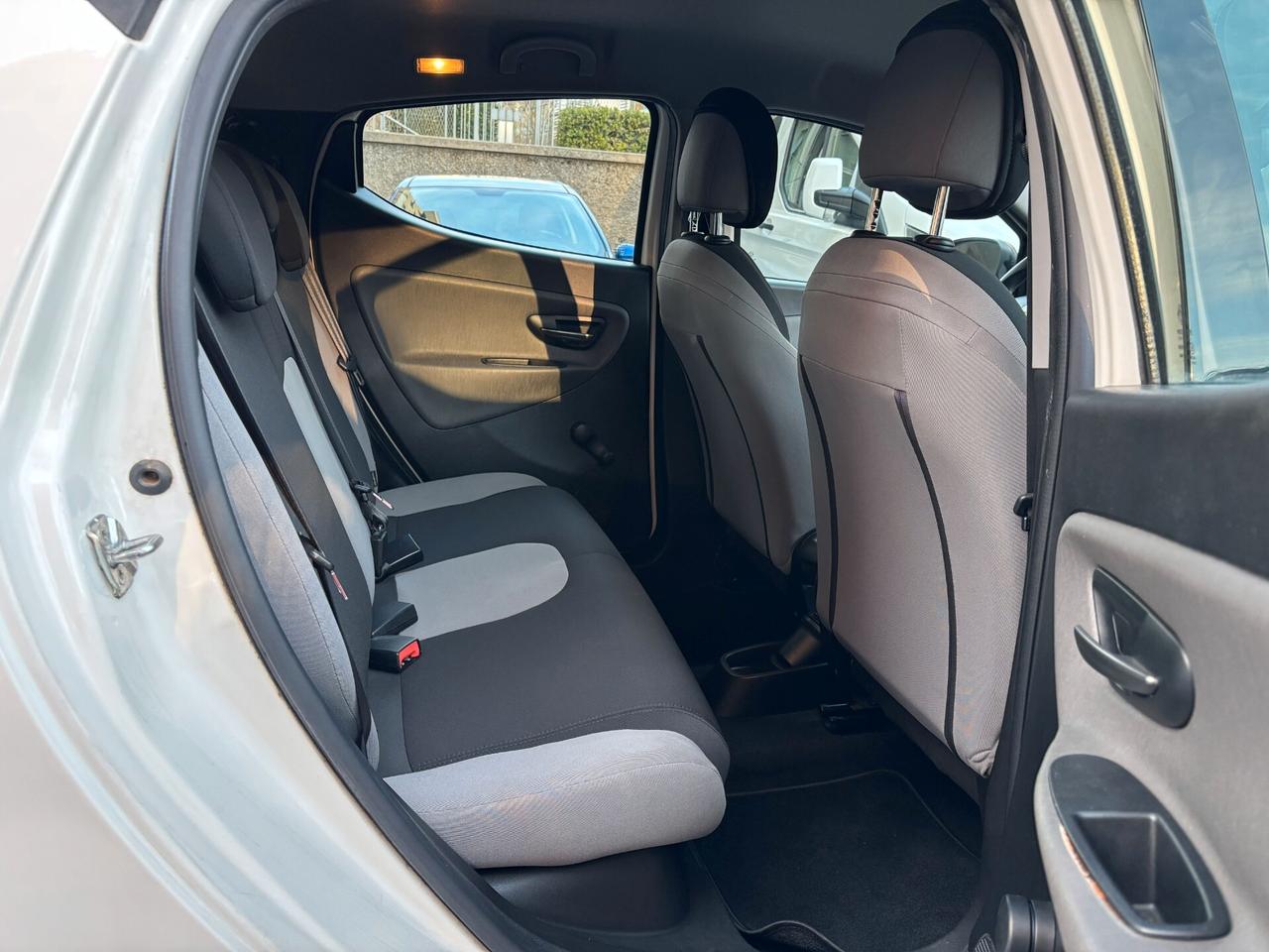 Lancia Ypsilon 1.2 69 CV 5 porte Silver POSTI