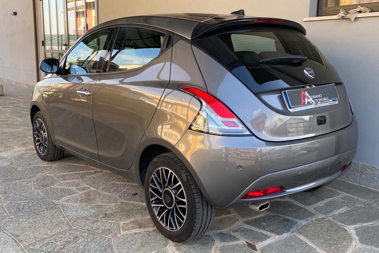 Lancia Ypsilon 1.0 firefly hybrid Platino s&s 70cv