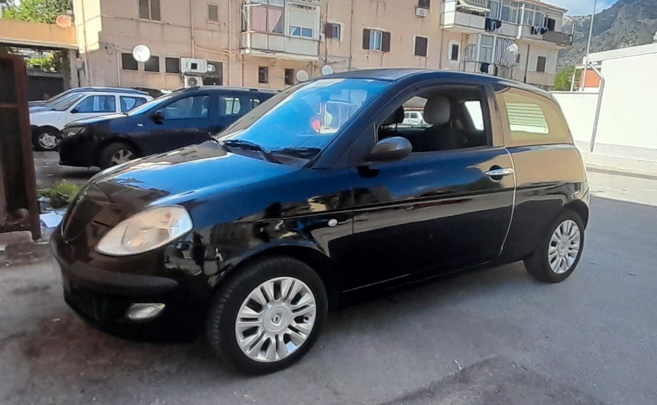 Lancia Ypsilon 1.2 Momo Design
