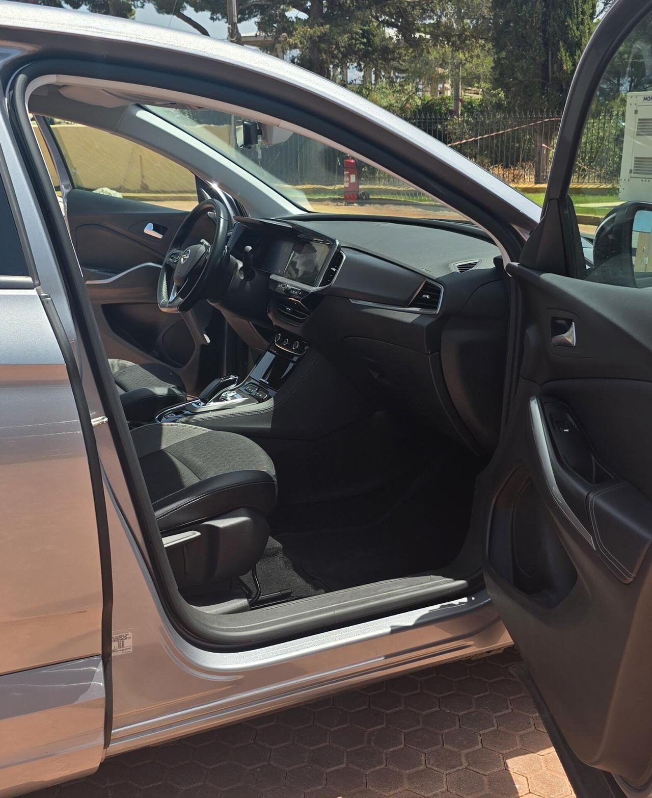 Opel Grandland 1.6 PHEV 224 CV Plug-In Hybrid Business Elegance – Efficienza e Comfort Premium