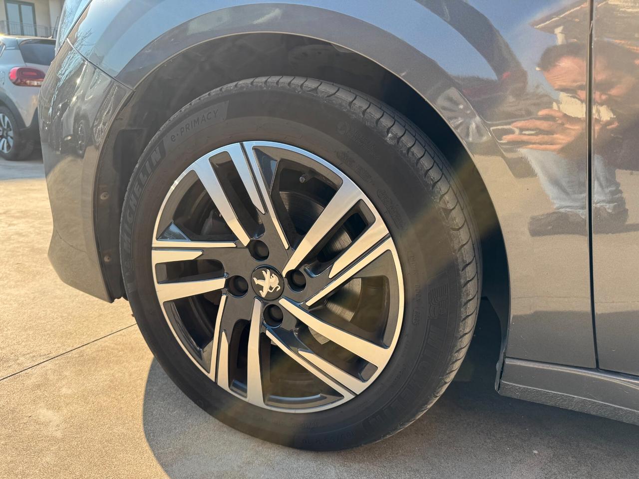 Peugeot 208 Peugeut 5 porte allure