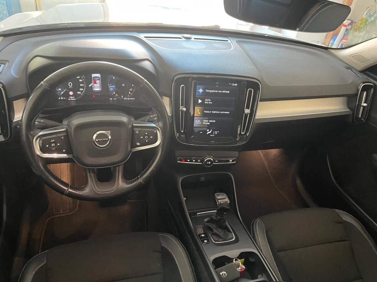 VOLVO XC40 D3 MOMENTUM "MAI VISTA UNA SIMILE"
