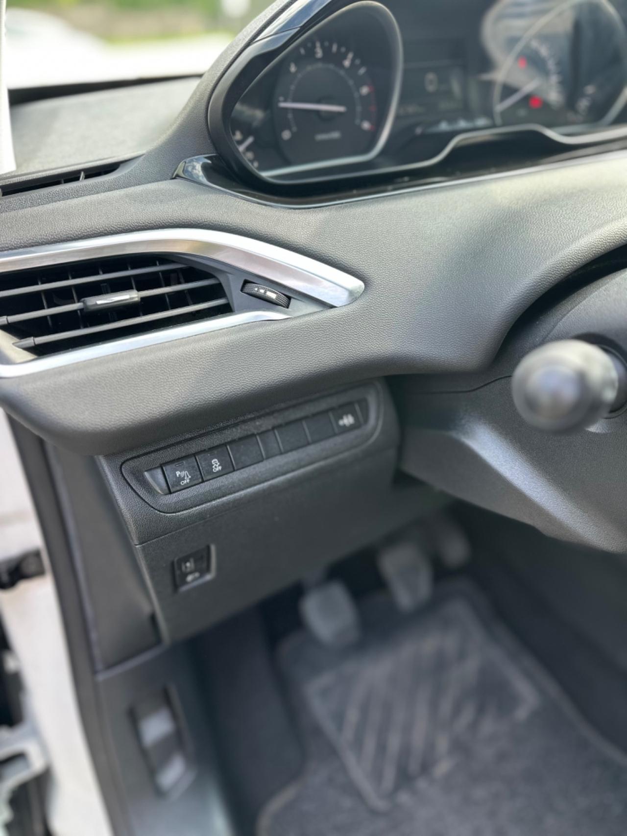 Peugeot 208 1.4 HDi 68 CV 5P ALLURE NEOPAT KMCERT
