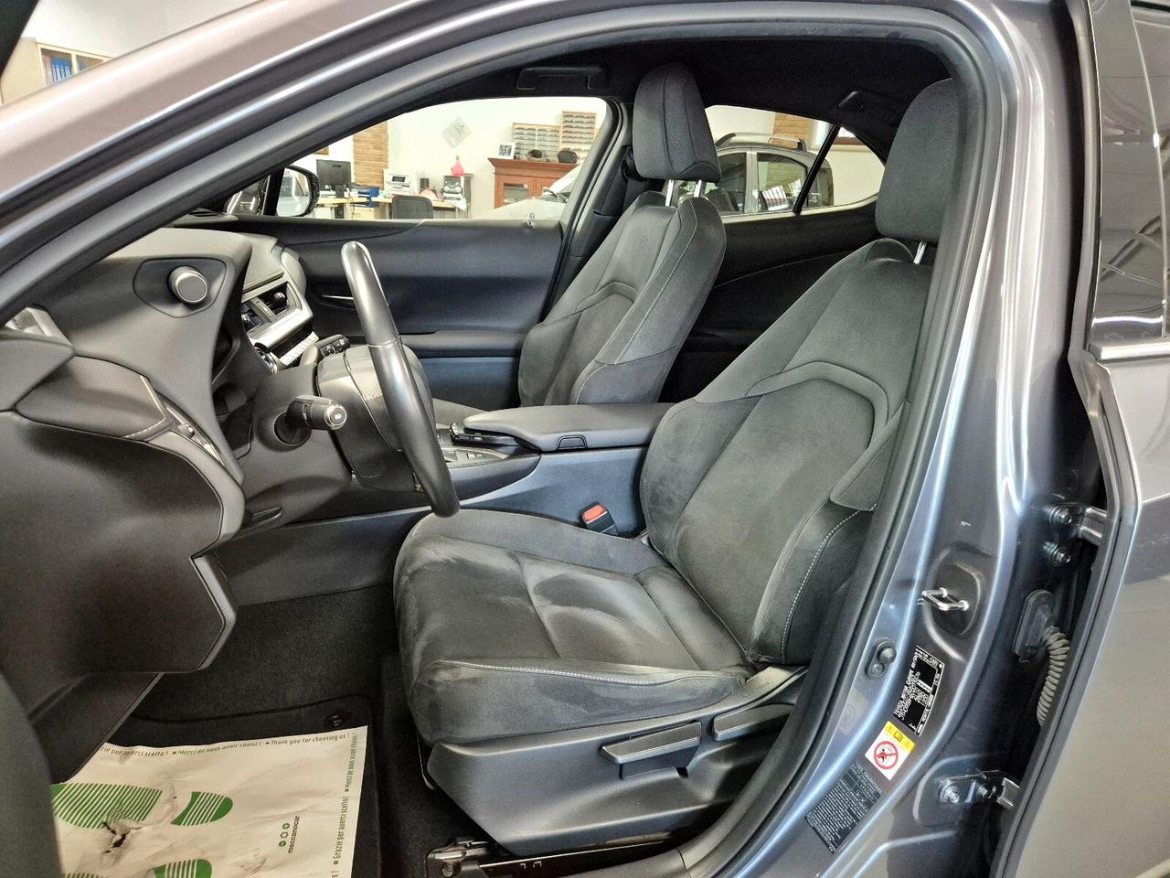 Lexus UX Hybrid 4WD Business
