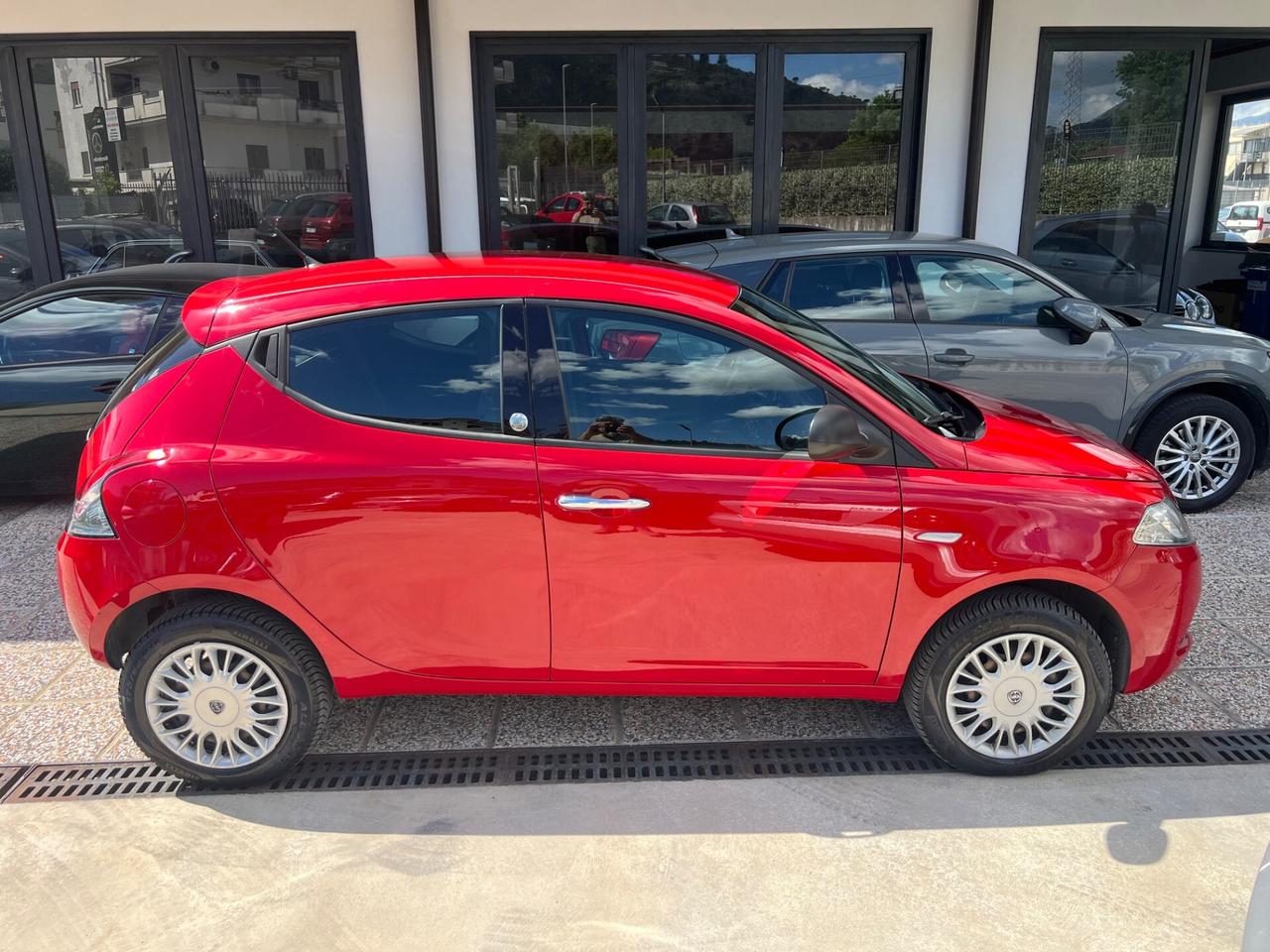 Lancia Ypsilon 0.9 TwinAir 85 CV 5 porte Metano Ecochic Silver