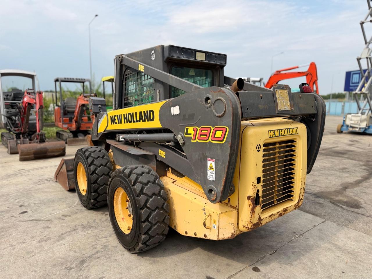 Mini pala gommata NEW HOLLAND LS180