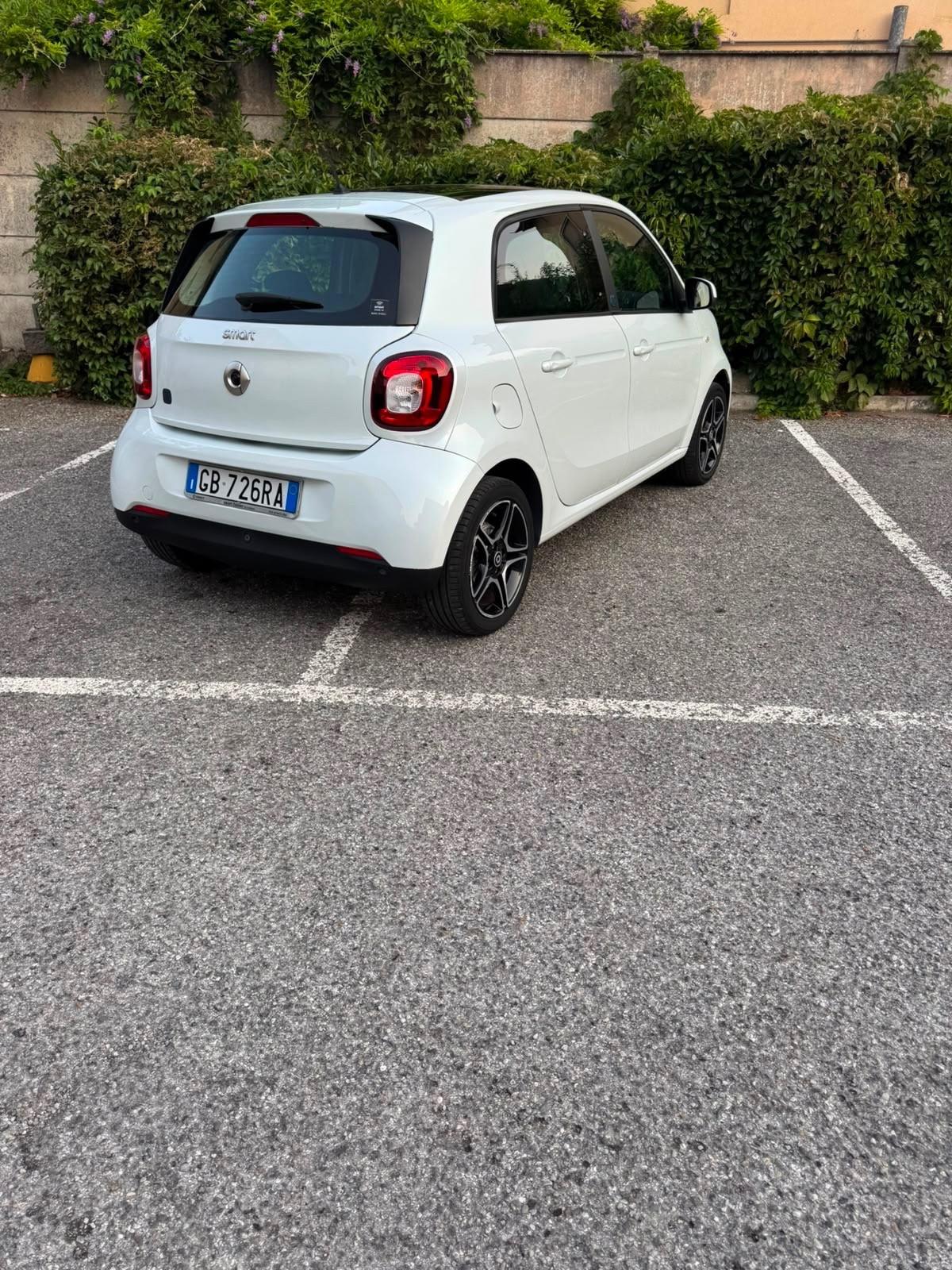 Smart ForFour EQ Pulse