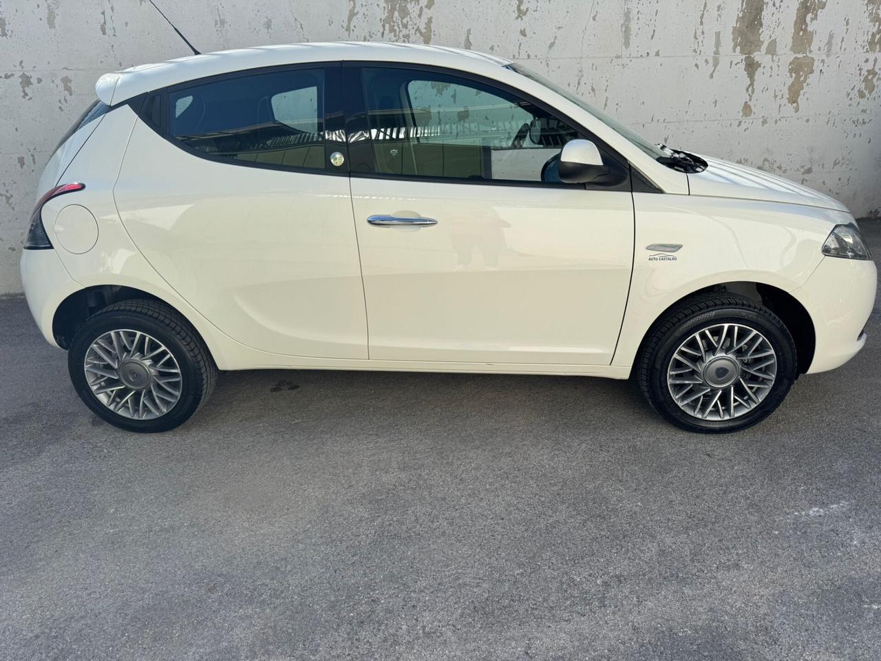 Lancia Ypsilon 0.9 TwinAir 85 CV 5 porte Metano Ecochic Gold