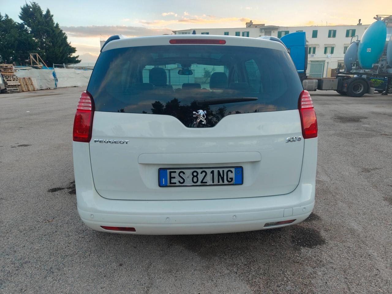 Peugeot 5008 1.6 HDi Business da €135/mese