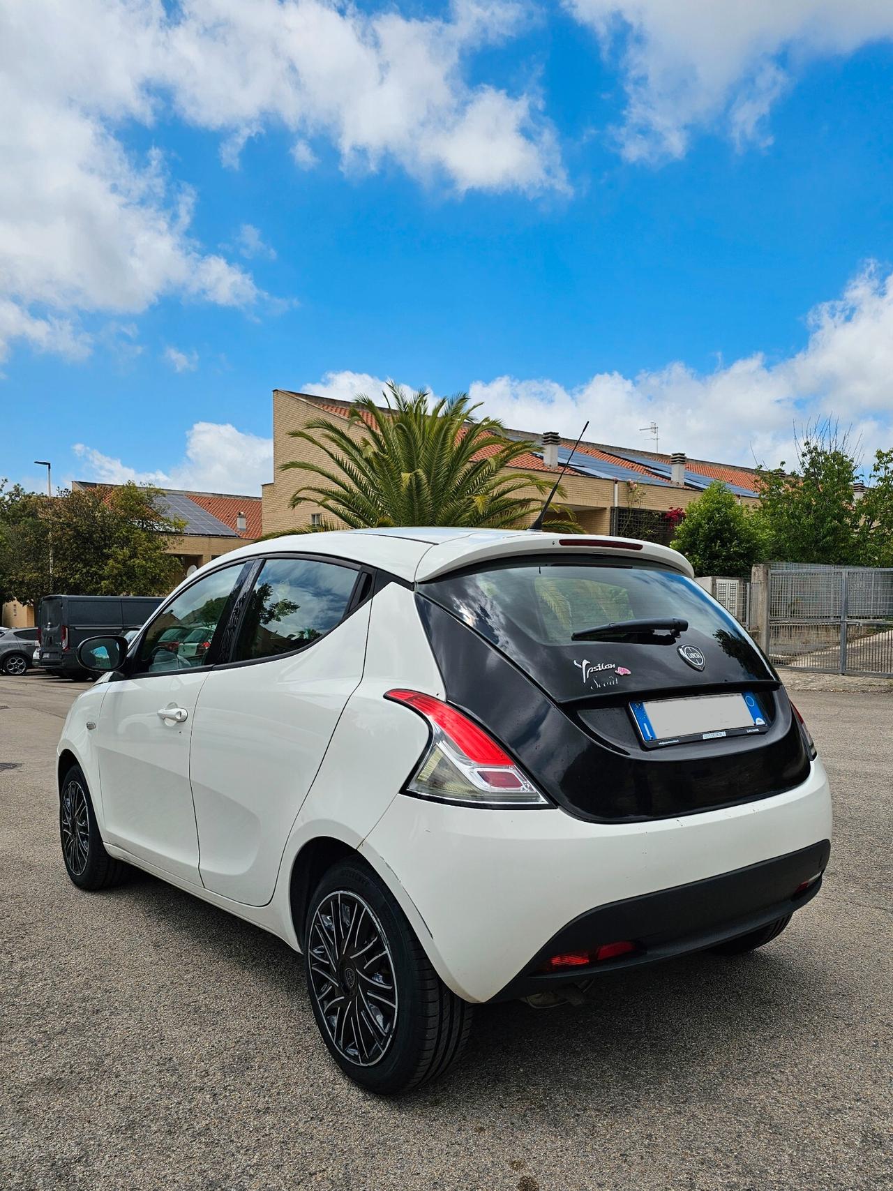 Lancia Ypsilon 1.2 69 CV 5 porte Elefantino Rosa