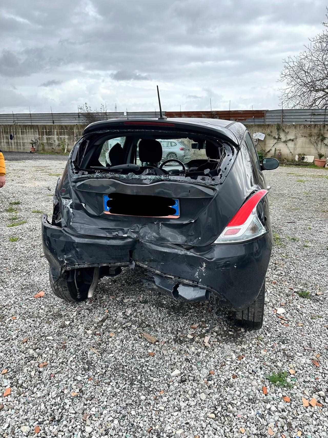 Lancia Ypsilon 1.0 hybrid 2023 sinistrata