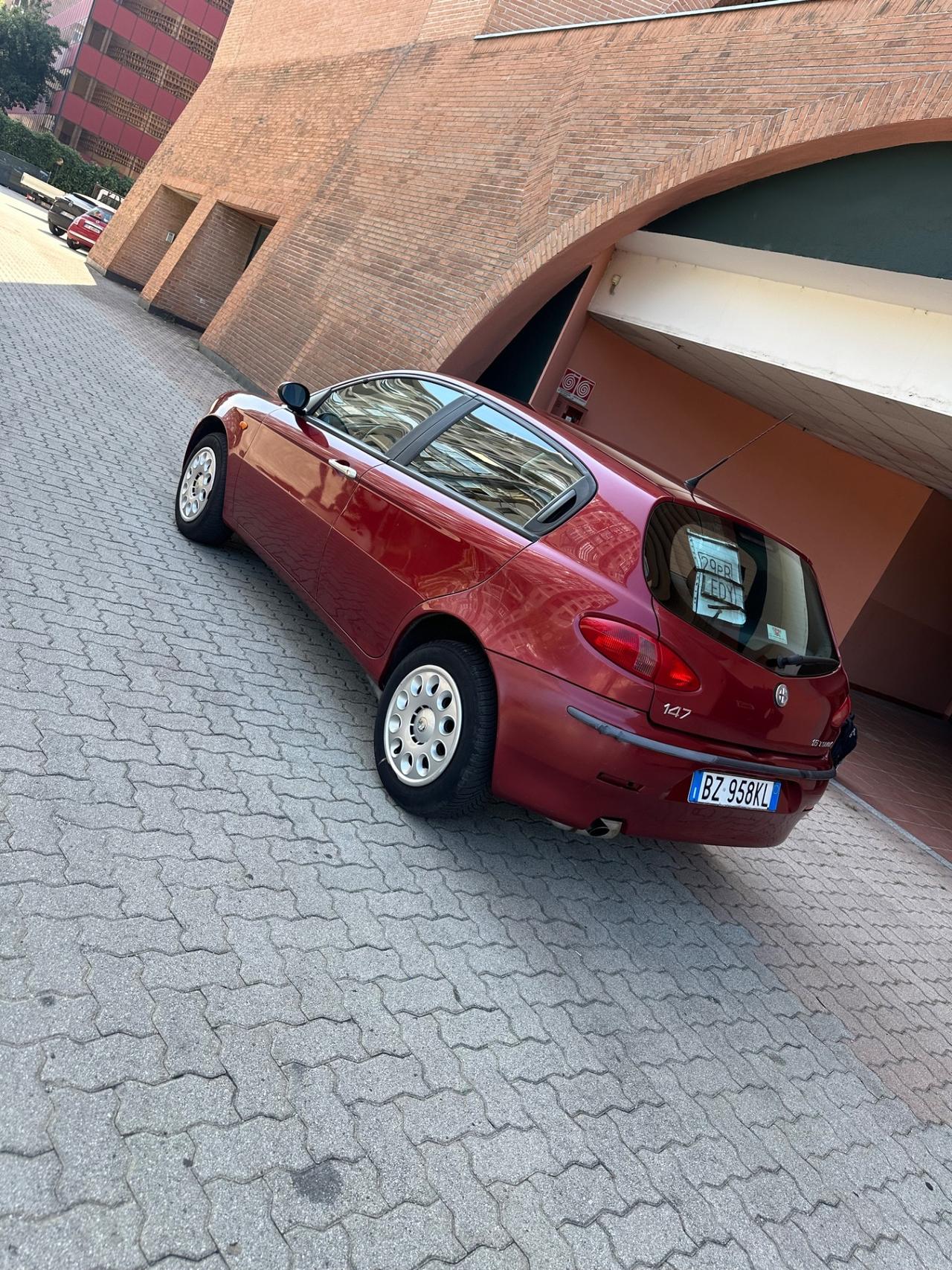 Alfa Romeo 147 1.6i 16V Twin Spark cat 5p. Distinctive