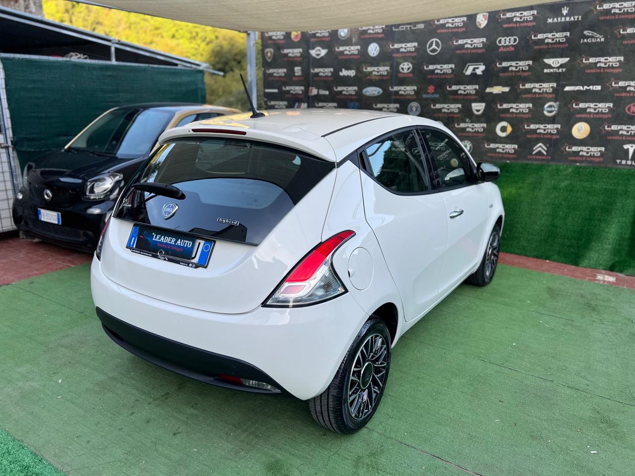 Lancia Ypsilon 1.0 FireFly 5 porte S&S Hybrid Silver