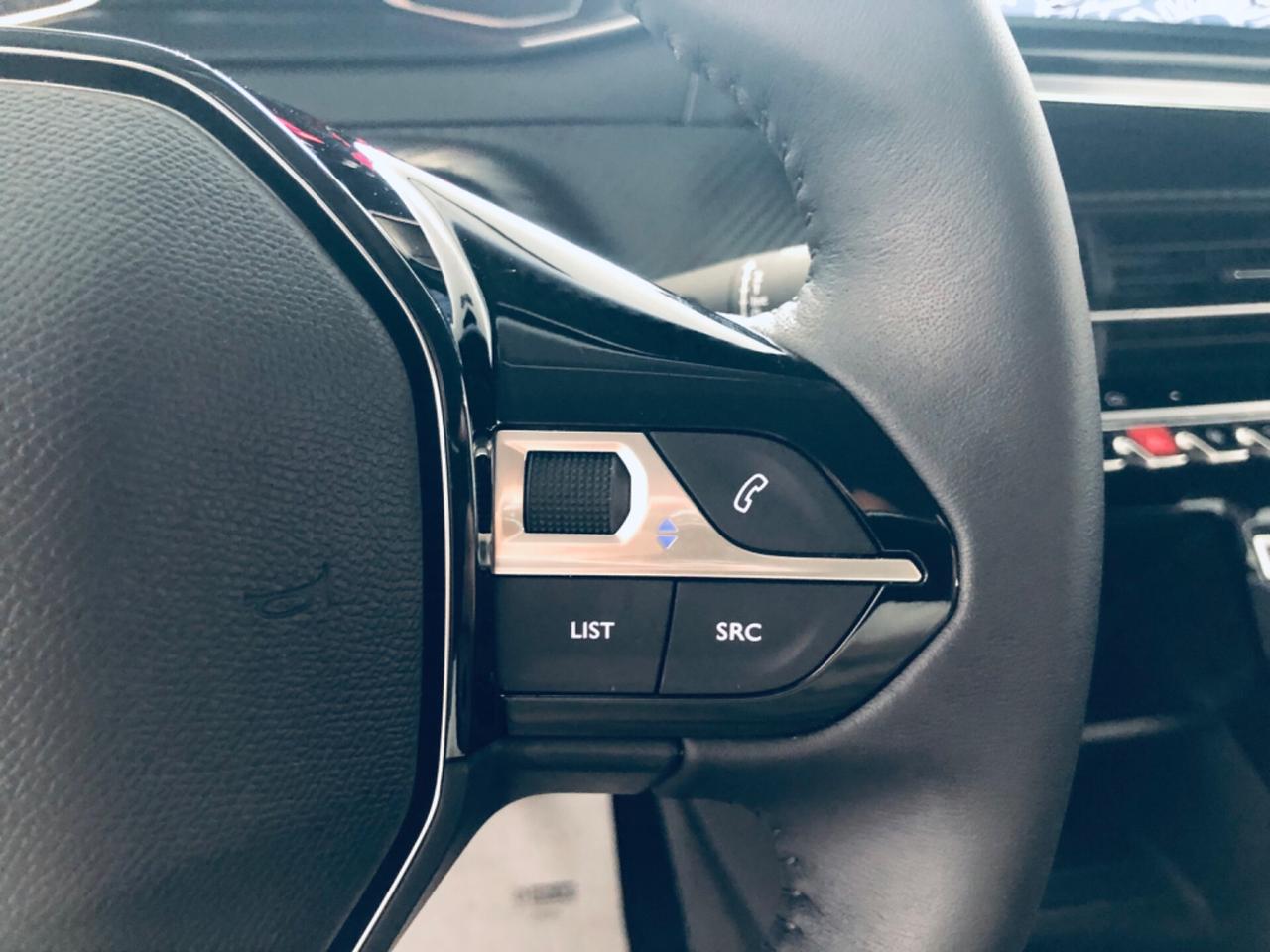 Peugeot 208 1.2 benzina neopatenti 15mila km