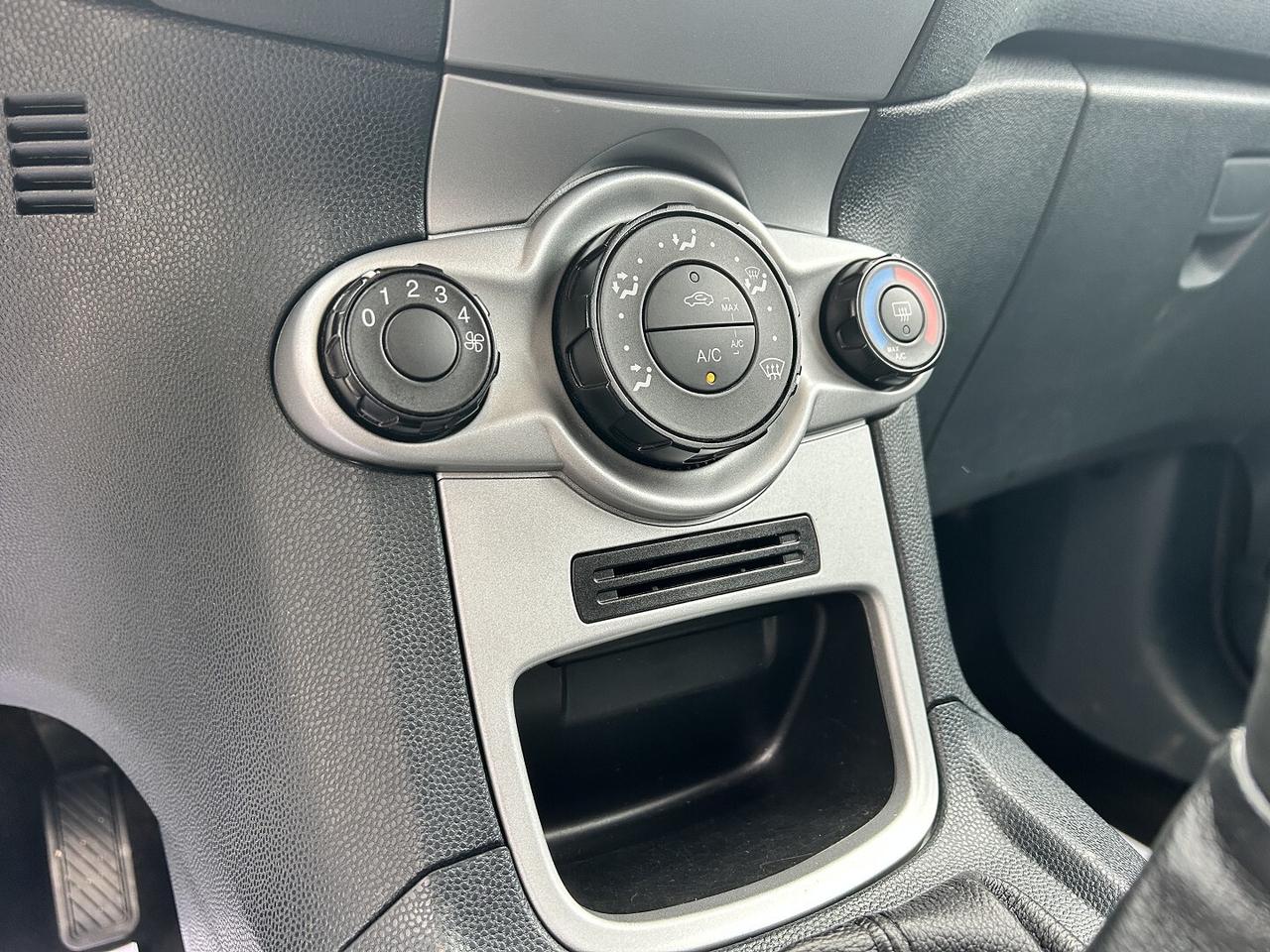 FORD FIESTA 1.4 97CV GPL 2032 UNICO P. IVA ESPOSTA