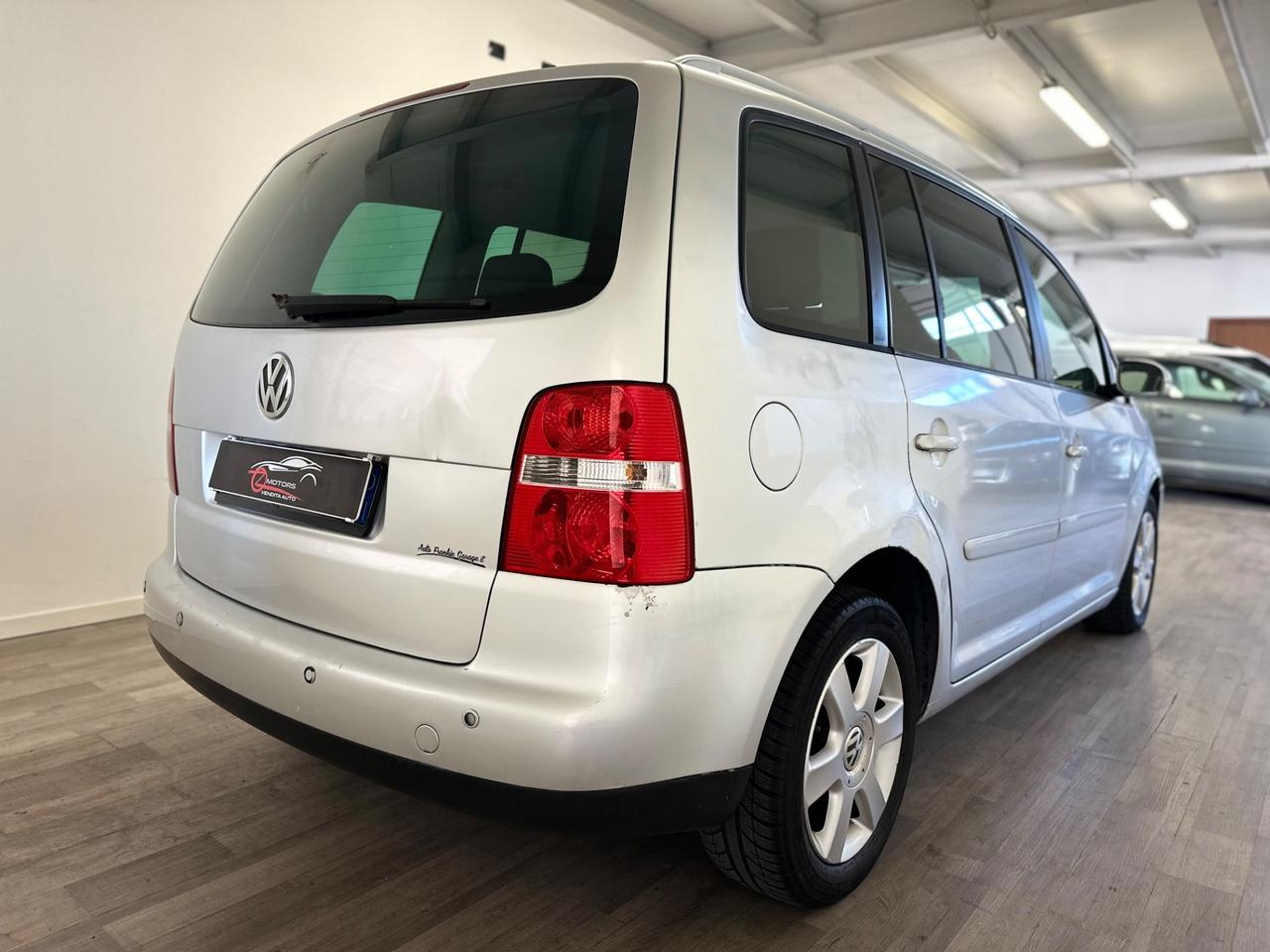 Volkswagen Touran 2.0 16V TDI DSG Highline 7 POSTI