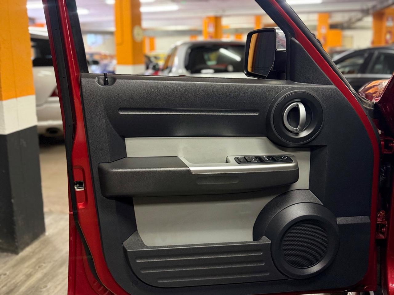 STRAORDINARIO DODGE NITRO 4×4 CON CAMBIO MANUALE