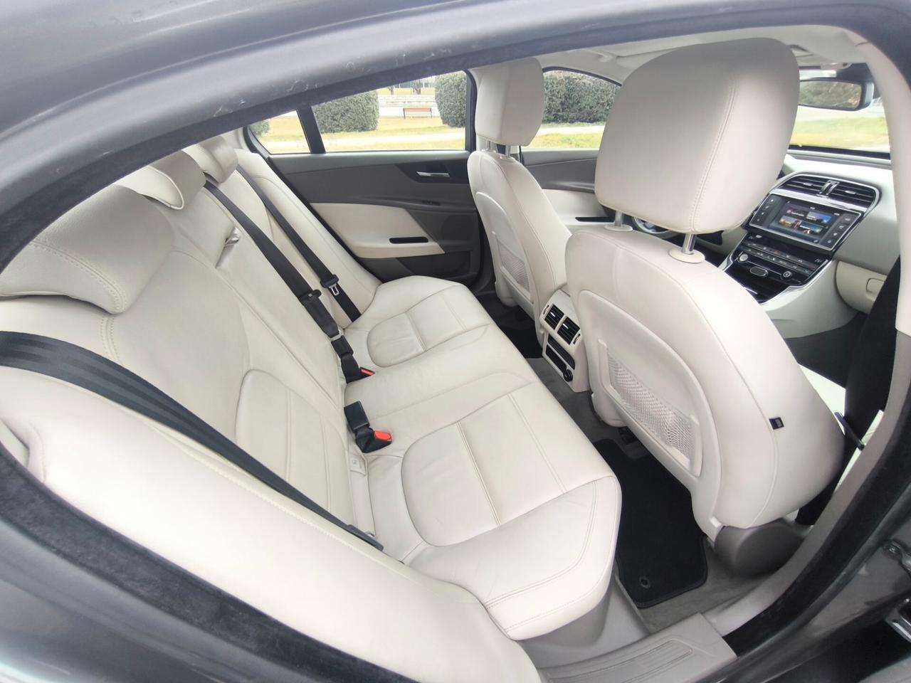 JAGUAR XE 2,0 180CV- AUTOMATICA-EURO 6- MOTORE NUOVO