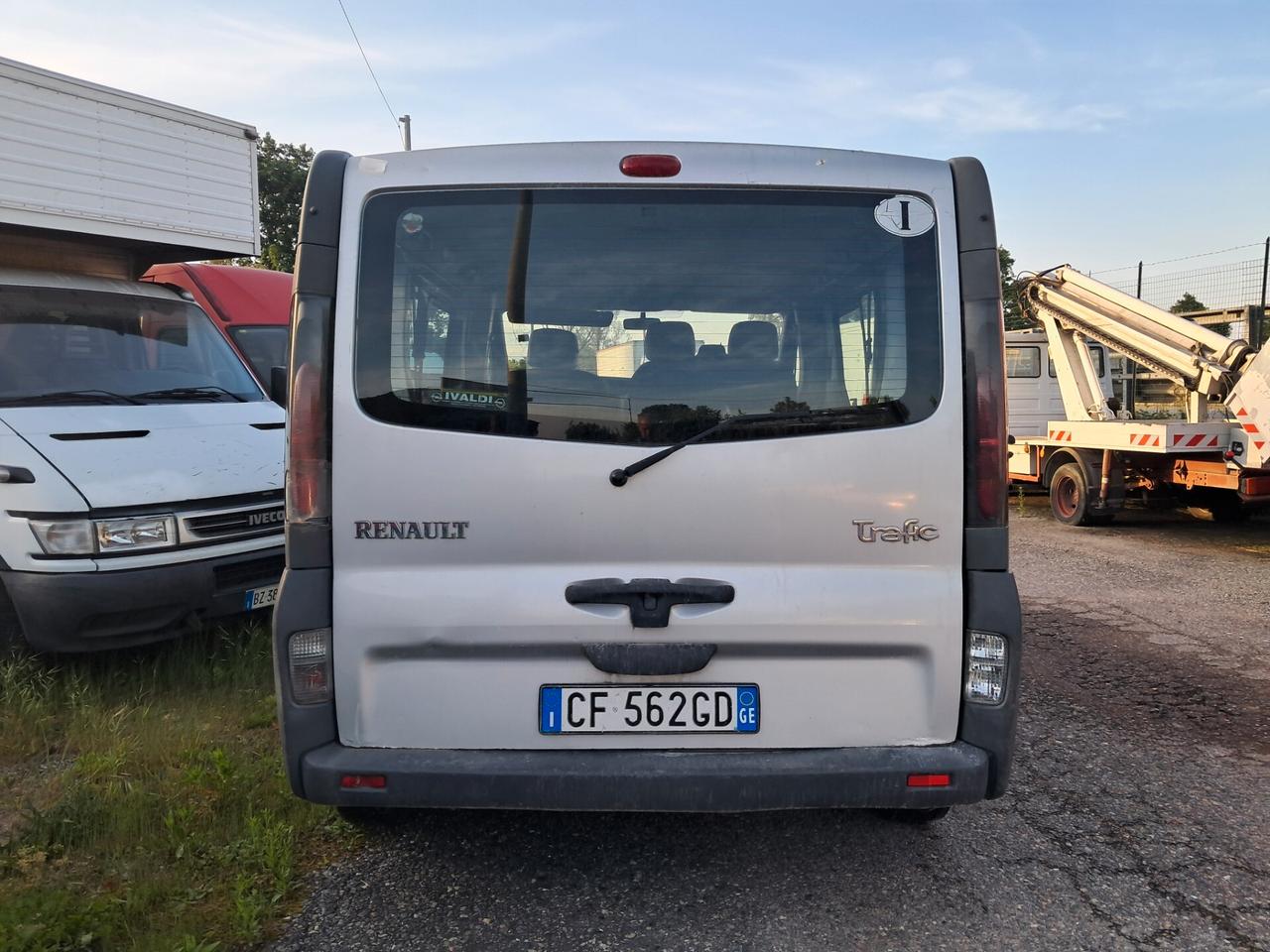 VIVARO 6 POSTI AUTOCARRO