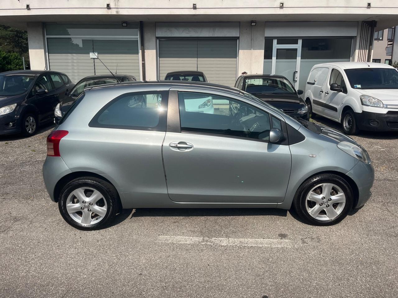 Toyota Yaris 1.3 3 porte/cambio è semiautomatico