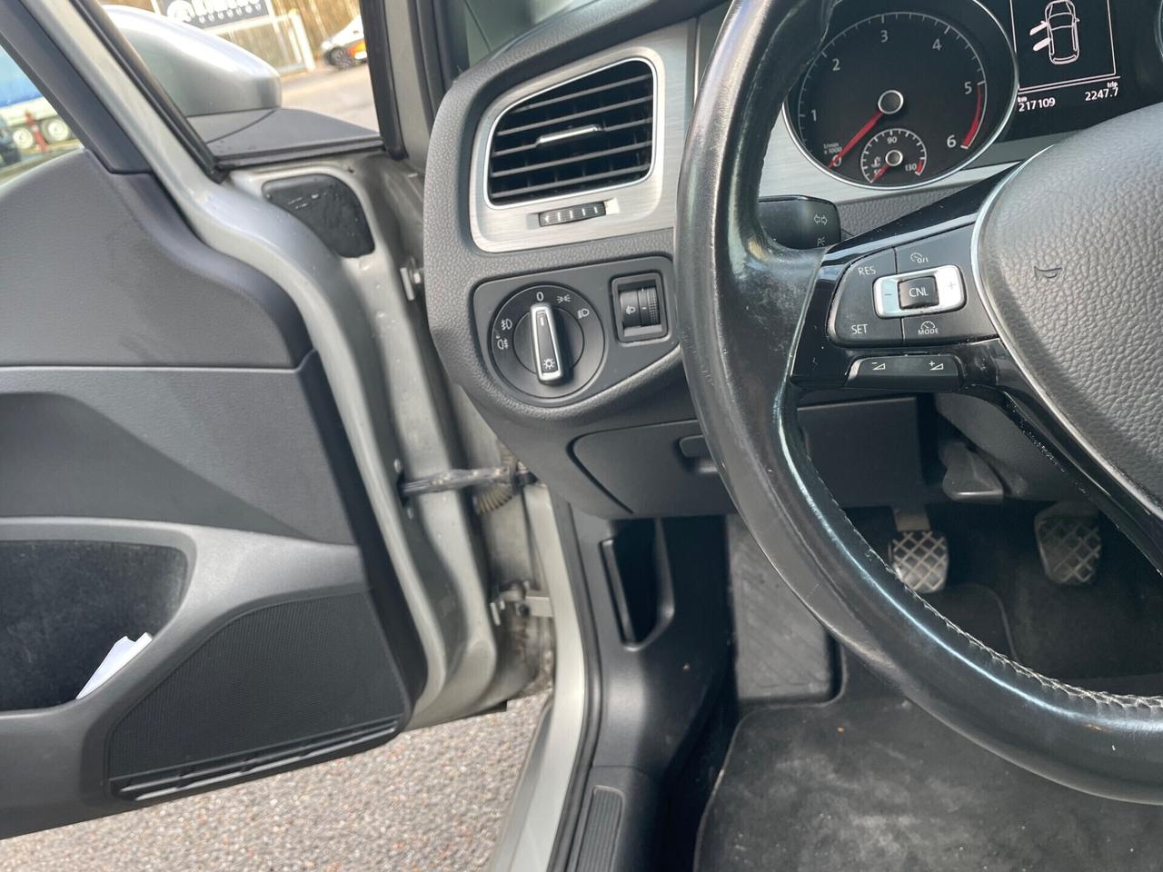 Volkswagen Golf 1.6 TDI 5p.*Navi*Neopatentati*Cerchi*