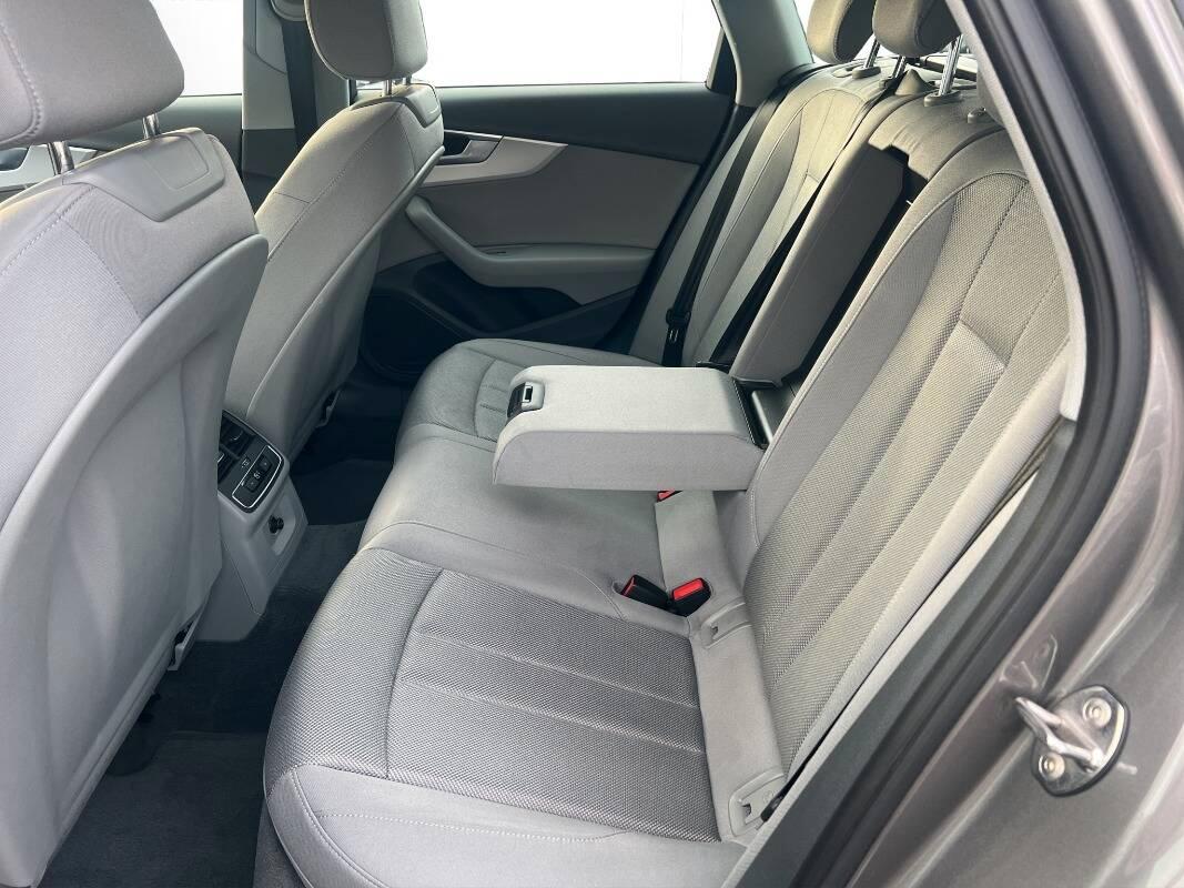 Audi A4 Avant 30 2.0 tdi mhev Business Advanced 136cv s-tronic