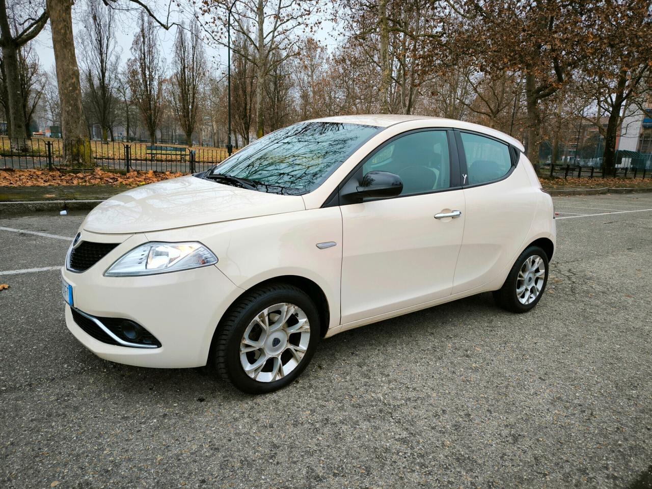 Lancia Ypsilon 1.2 69 CV 5 porte Platinum